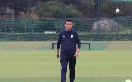 你非要跟他们在这里犟什么啊？一定要下不来台才高兴吗？叶辰微微一笑，说：老婆，你怎么知道老公会下不来台？说着，叶辰从口袋里掏出别墅的钥匙和别墅的门卡，淡淡道：你看，这是a05别墅的钥匙和信息卡。